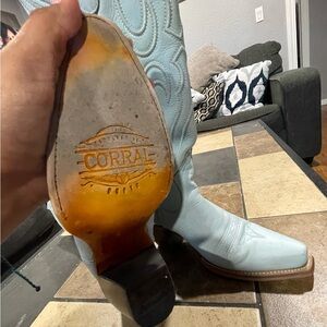 Z5254
Elegant, sleek, and beautiful. This is the ideal blue hue boot.